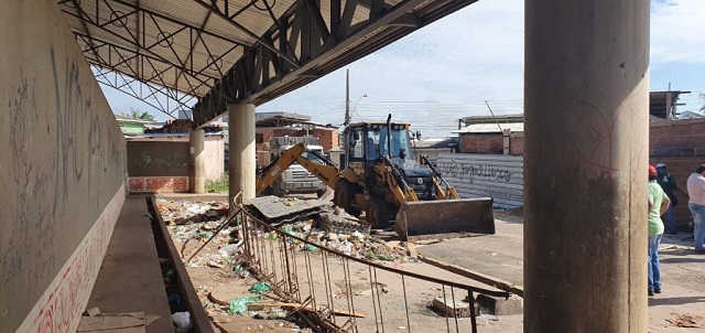 Mercado do Peixe estava cercado por 10 toneladas de lixo