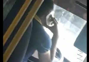 VÍDEO: Motorista de ônibus é filmado enquanto dirige e fala ao celular