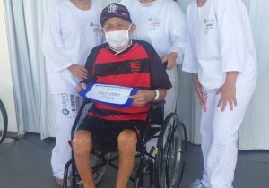 Ao som do hino do Flamengo, homem de 102 anos volta para casa curado da covid