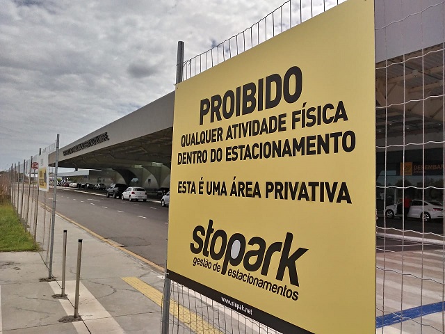 Empresa proíbe atividades físicas no estacionamento do aeroporto