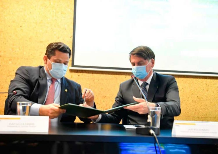 Davi e Bolsonaro assinam ato que contempla Bailique com R$ 100 milhões para energia limpa