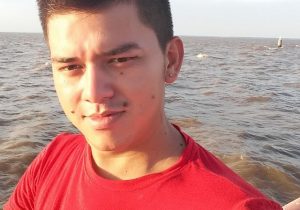 Jovem motociclista morre em colisão com carro