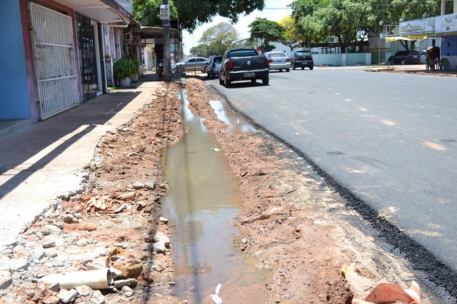 “Água servida” de residências atrapalha obras em Macapá, diz prefeitura