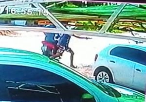 Testemunha filma roubo e repassa à polícia; assaltantes são presos