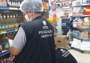 Mais de 400 produtos vencidos estavam em prateleiras de mercearias