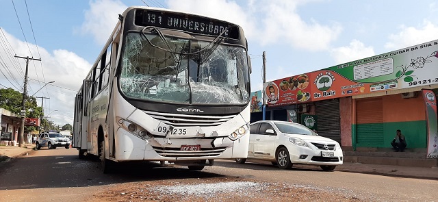 Colisão entre dois ônibus deixa 19 feridos em Macapá