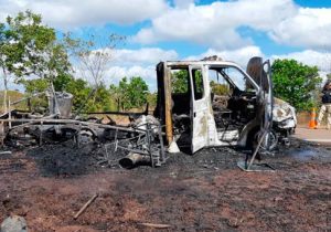 Botijões explodem e incêndio destrói caminhão do Dnit