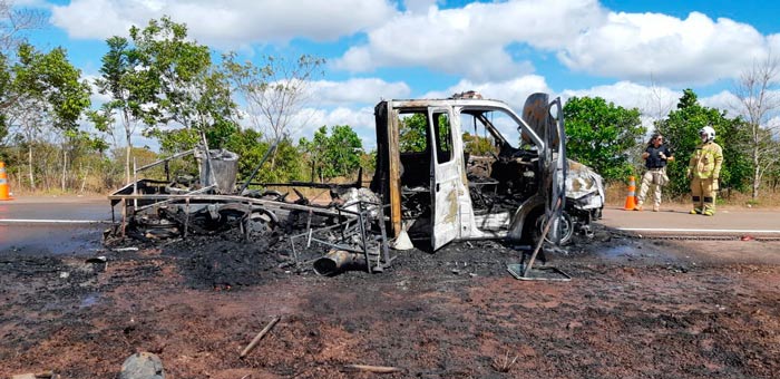 Botijões explodem e incêndio destrói caminhão do Dnit