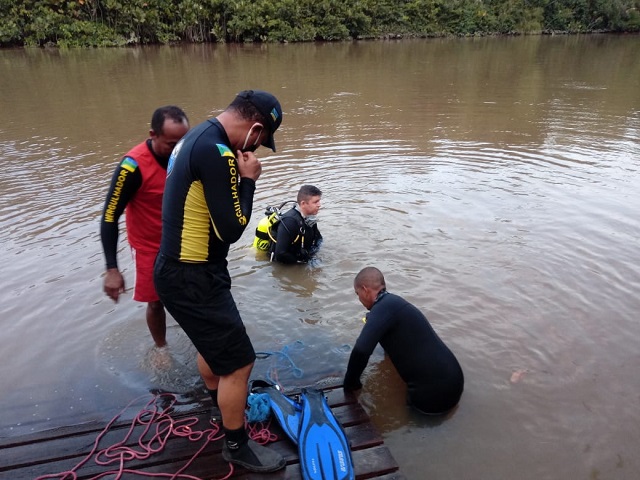 Jovem que saiu para jogar futebol com amigos morre após mergulhar em rio