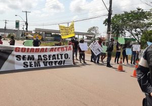 ‘Sem asfalto, sem voto’, avisam moradores ao fechar Duca Serra