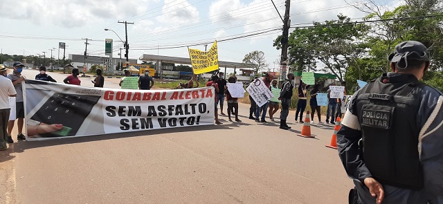‘Sem asfalto, sem voto’, avisam moradores ao fechar Duca Serra