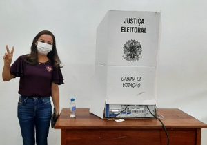 "O povo é sábio e vai fazer a melhor escolha pra Santana", diz Marcivânia ao votar