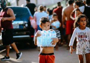 Famílias carentes recebem 4 mil litros de água em Macapá