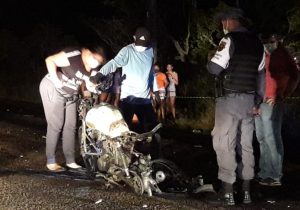 Motorista embriagado colide com casal em moto; mulher morre