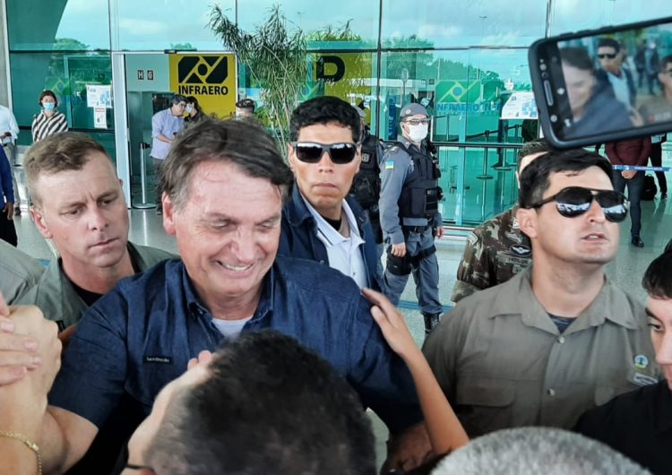 No 19º dia no escuro, apoiadores ovacionam Bolsonaro no Amapá