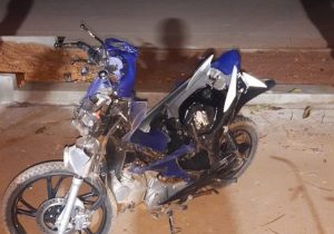 Jovem em moto morre ao colidir com carro estacionado