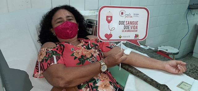 Mulher que já doou 40 bolsas de sangue celebra aniversário querendo salvar mais vidas