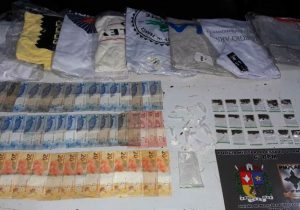 Polícia suspeita que venda de roupas era fachada de traficante