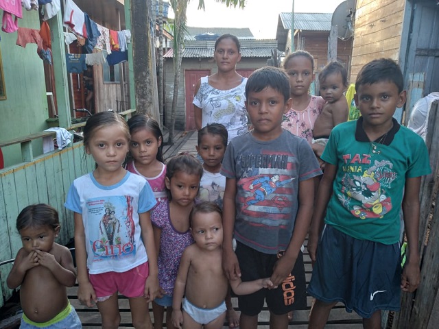 Fome, calor e carapanãs: crianças das pontes no apagão