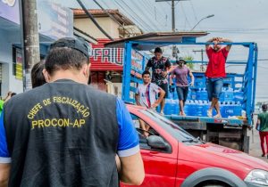 Após apagão, Procon fiscaliza venda de água e combustível em Macapá
