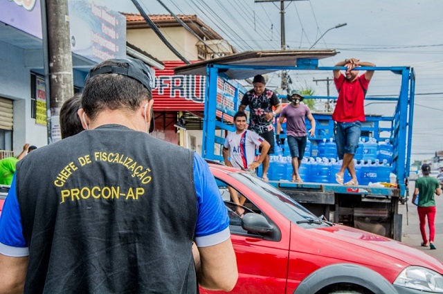 Após apagão, Procon fiscaliza venda de água e combustível em Macapá