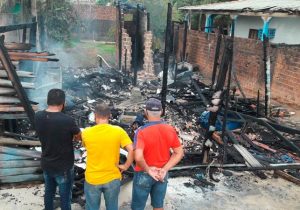 Tristeza: incêndio destrói mais uma casa durante vai e vem da energia