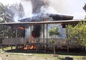 Casa é destruída por fogo após energia retornar