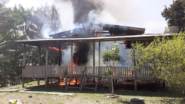 Casa é destruída por fogo após energia retornar