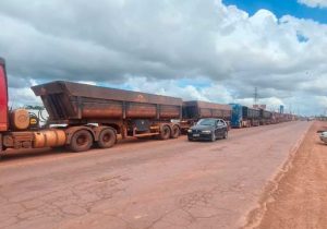 No Amapá, caminhões com minério de ferro esperam dias para embarcar