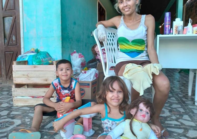 Venezuelana consegue casa, comida e brinquedos