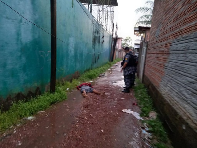 Pistoleiro confronta o Bope em beco controlado por facção