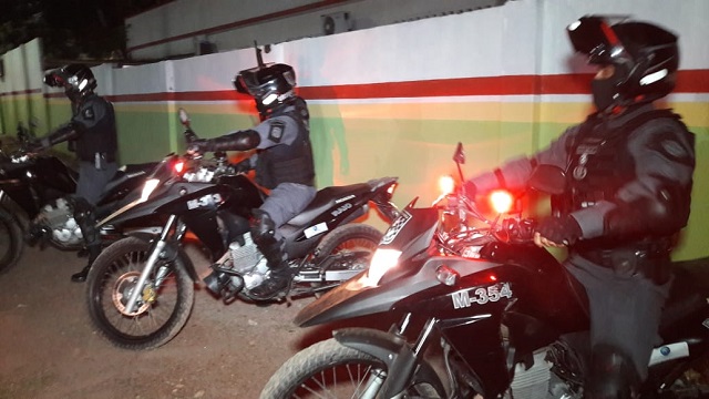 Suspeitos de roubo caem de moto durante perseguição policial
