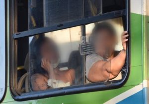 Passageiros relaxam no uso de máscaras dentro de ônibus