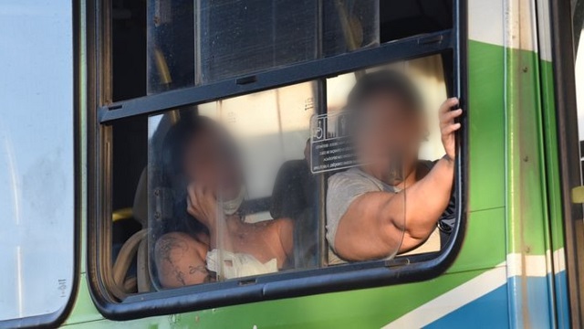 Passageiros relaxam no uso de máscaras dentro de ônibus