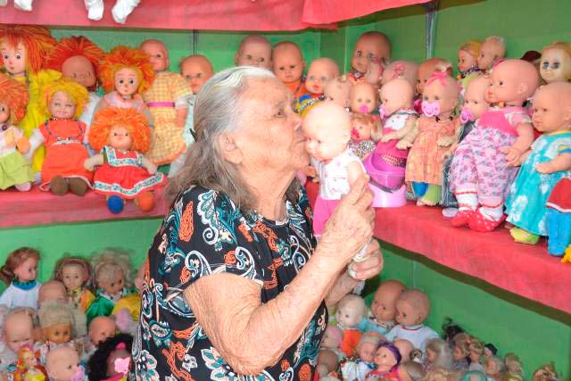 Aos 106 anos, morre a ‘rainha das bonecas’