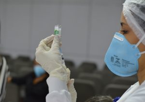 Ministro prorroga medida que obriga Anvisa a analisar vacinas em 72h