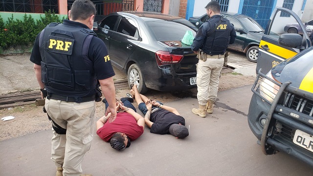 Cercados pela PRF, assaltantes quebram celulares antes de serem presos