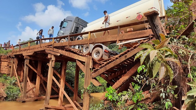 Ponte quebra com peso de caminhão-tanque e isola Oiapoque