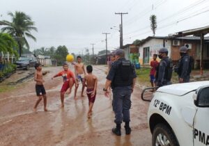 VÍDEO de policiais brincando na chuva com crianças viraliza