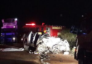 Colisão entre caminhão e picape deixa um morto e um ferido