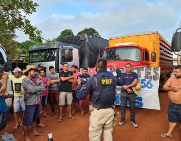 Caminhoneiros interditam rodovia no Amapá