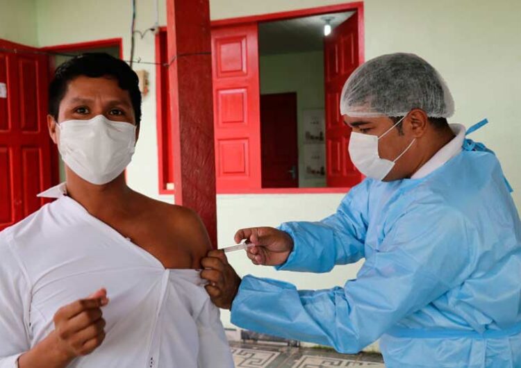 Fake news e distâncias: os desafios para vacinar indígenas em Oiapoque