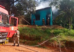 Homem agride pastor e tenta incendiar residência
