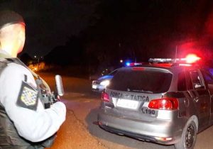 Bandidos invadem casas de policiais na mesma noite