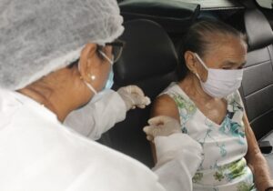 Santana inicia vacinação em idosos