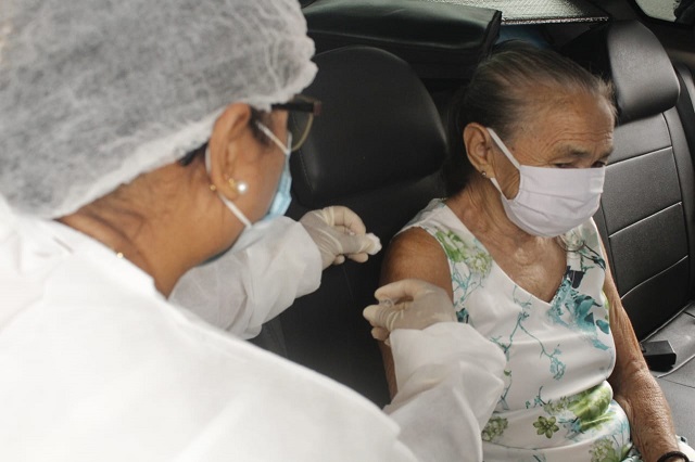 Santana inicia vacinação em idosos
