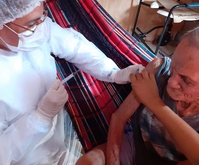 Covid-19: idoso de 103 anos é vacinado em Santana