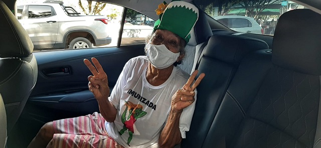 Após confinamento, fantasiada de jacaré, idosa celebra imunização em Macapá