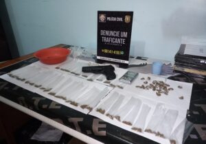 DTE flagra homem com simulacro embalando drogas tranquilamente dentro de casa