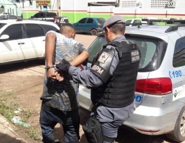 Assaltantes aterrorizam família exigindo dinheiro
